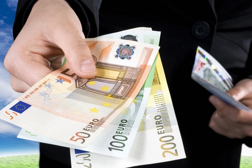 Pagare lo stipendio della colf in contanti Pagare lo stipendio della colf in contanti